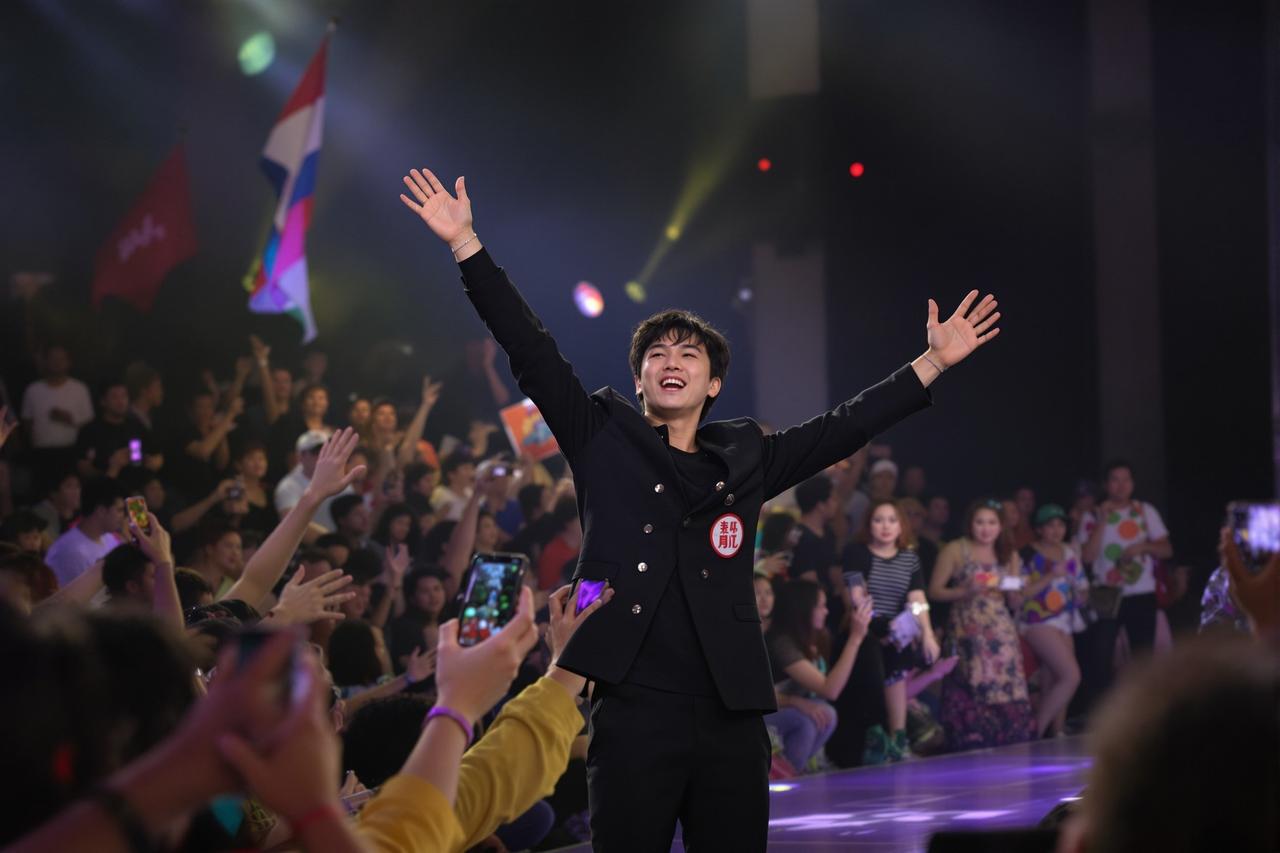 男男网站影迷见面会圆满举行，万名粉丝热情参与